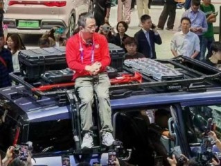 周鸿祎北京车展上演“红衣车模”：爬车顶原因真相大白
