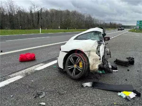 一法拉利跑车时速200km出车祸断成两截起火：21岁模特身亡