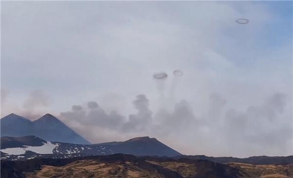 罕见！意大利会吐“烟圈”的火山引热议：实为“涡环”现象