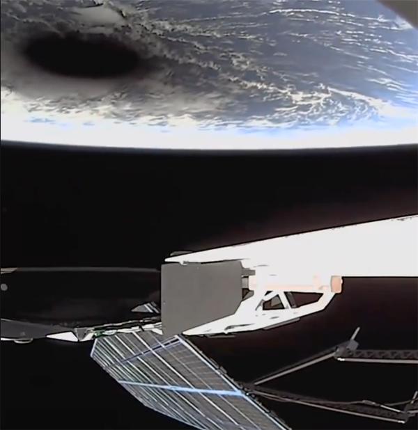 震撼！马斯克发布日全食的卫星视角：地球上惊现一个黑洞