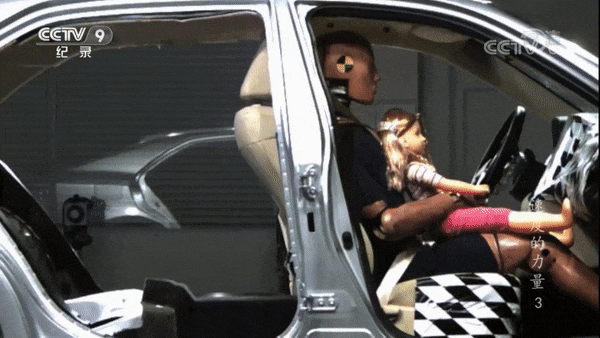 抱娃开车1岁娃成了妈妈的气囊：不用安全座椅车祸死亡率飙升