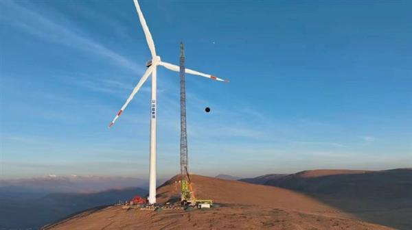 海拔5092米！世界在建海拔最高风电项目首台风机吊装成功