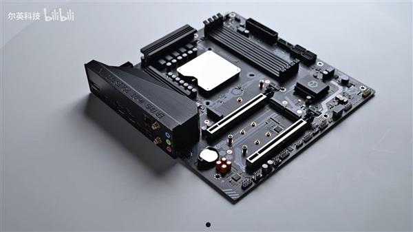 只要2599元！Intel笔记本旗舰i9-13980HX搬上桌面：史上最强mATX小板