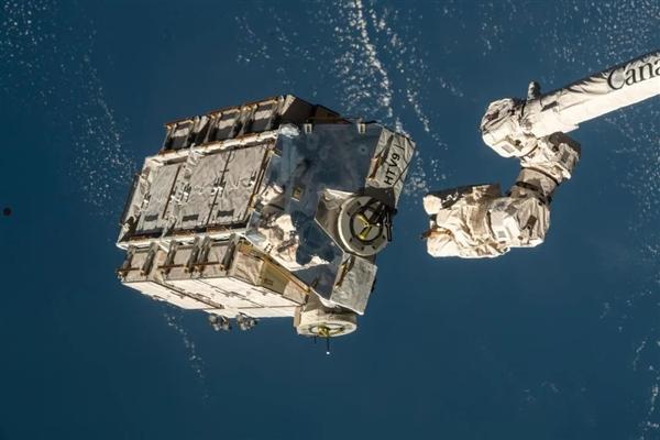 国际空间站扔下超2.6吨巨型垃圾：砸穿美国一房子