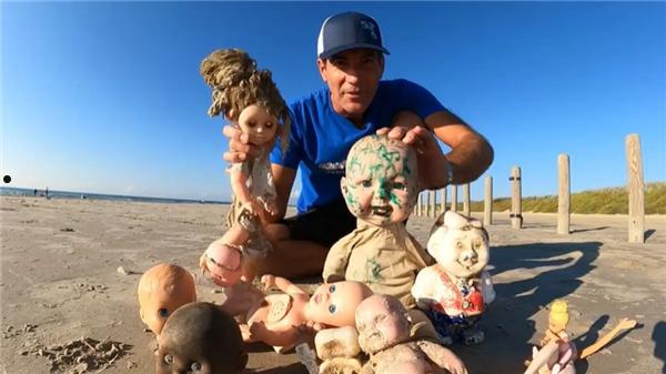 30个阴森娃娃、8个穿鞋断脚：美国海滩为啥这么多诡异东西