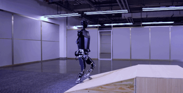 全球首个！我国发布人形机器人“天工”：可拟人奔跑 6公里/小时