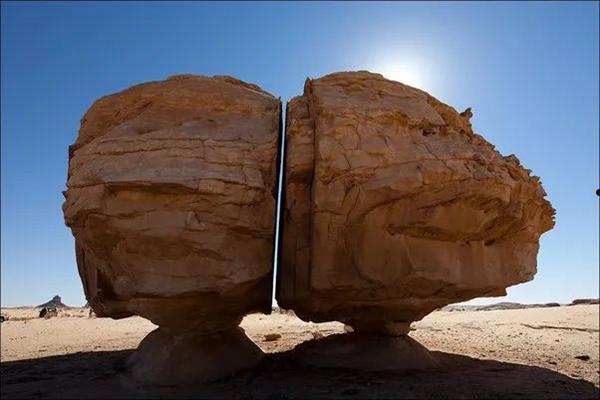 4000年前的沙特巨石被精准地切割成两半：成因至今是个谜