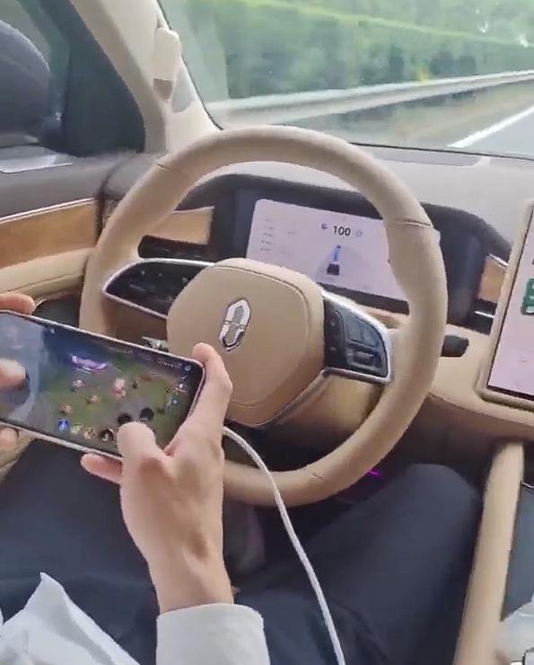 一问界M7高速智驾行驶：一车人都在玩手机、包括司机