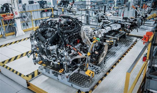 宾利推出V8插电混动系统：比W12发动机还强三分